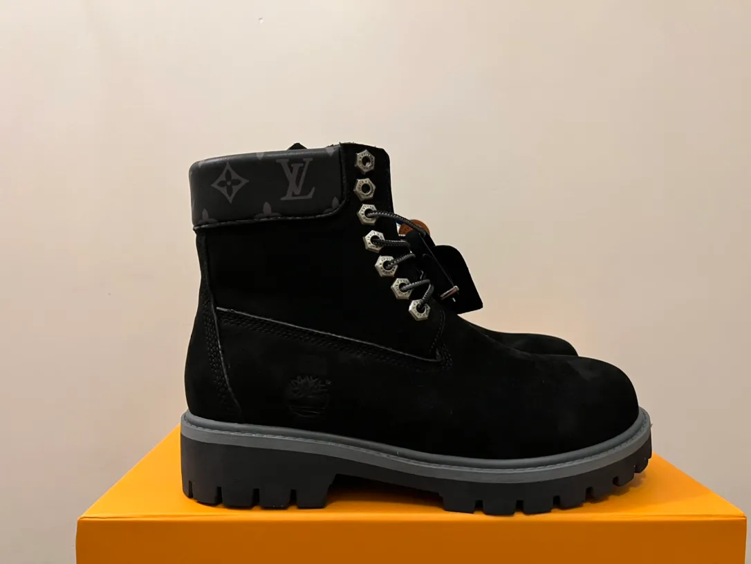 👟👟Ex-factory price 680👟👟 Men's size +10 LV x Timberland Louis Vuitton "Luxury Western" has been initially constructed, and the last link is the "shoes" that can make the style complete and communicative, so the "Shoe King of the Year" came into being. A major collaboration of the season, in a short video of only a few seconds, Fei Dong lifted the legs of his jeans to reveal a pair of classic Timberland rhubarb boots with the LV logo printed on the tongue. He then folded the tongue to reveal the Monogram logo printed on the inside. Size: 35-46